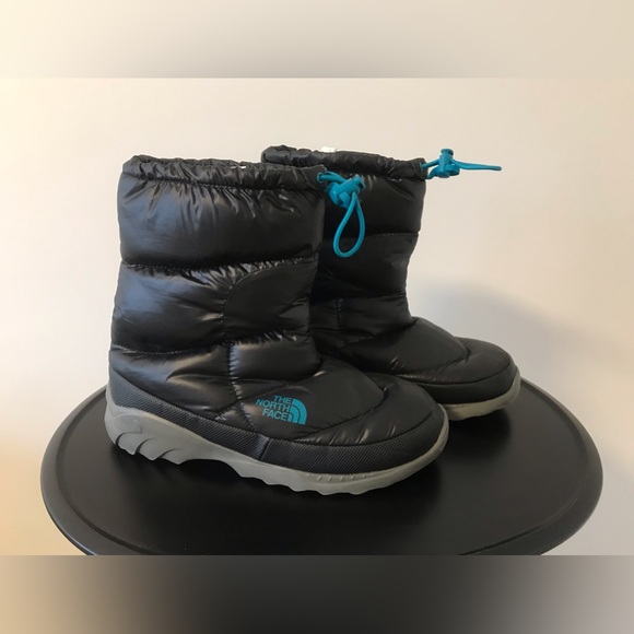 The iconic North Face Bootie is keep your feet warm during cold winter. - Picture 6 of 15